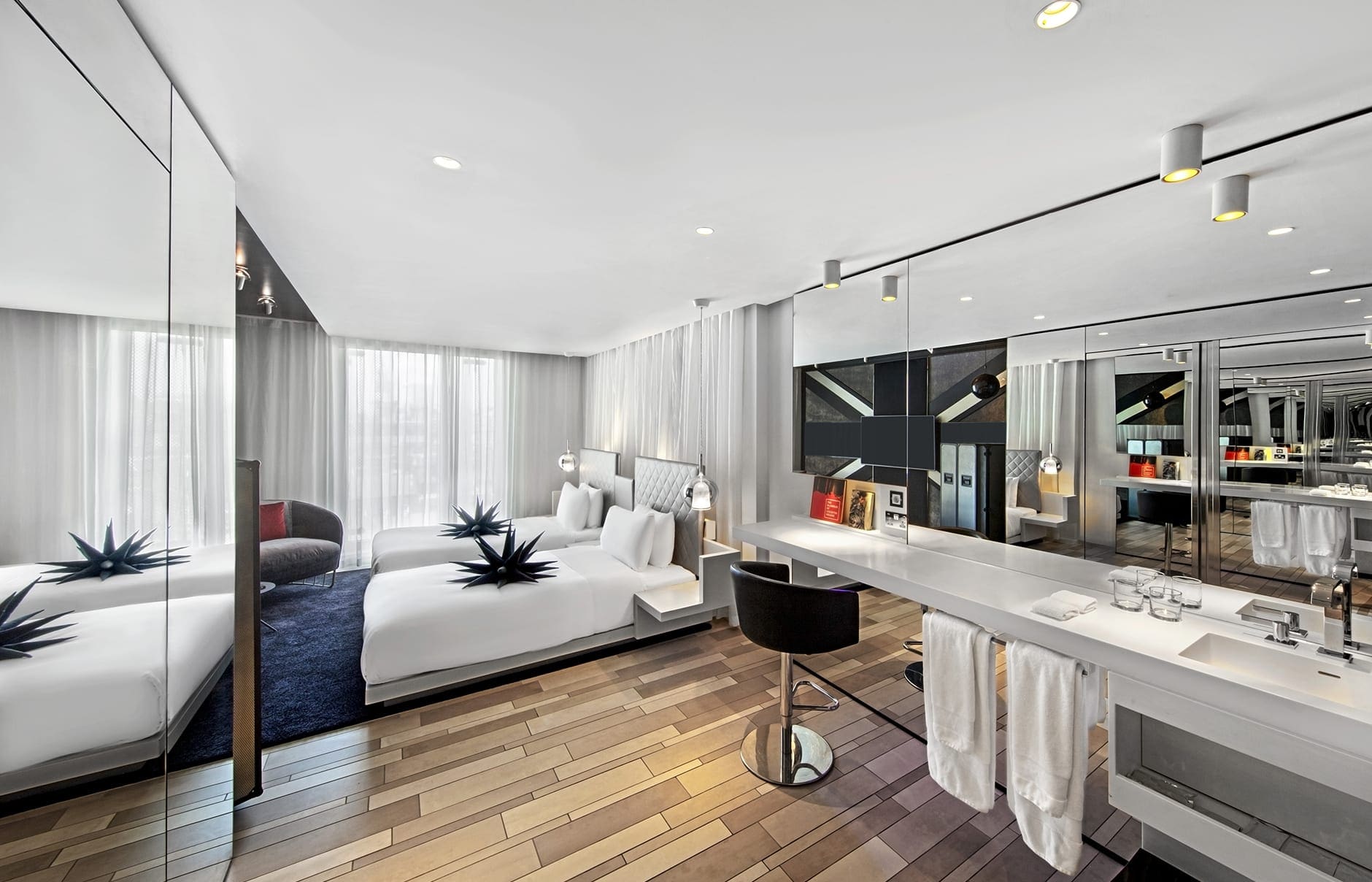 111879785-h1-lonhw-twin-guestroom-3365-hor-clsc