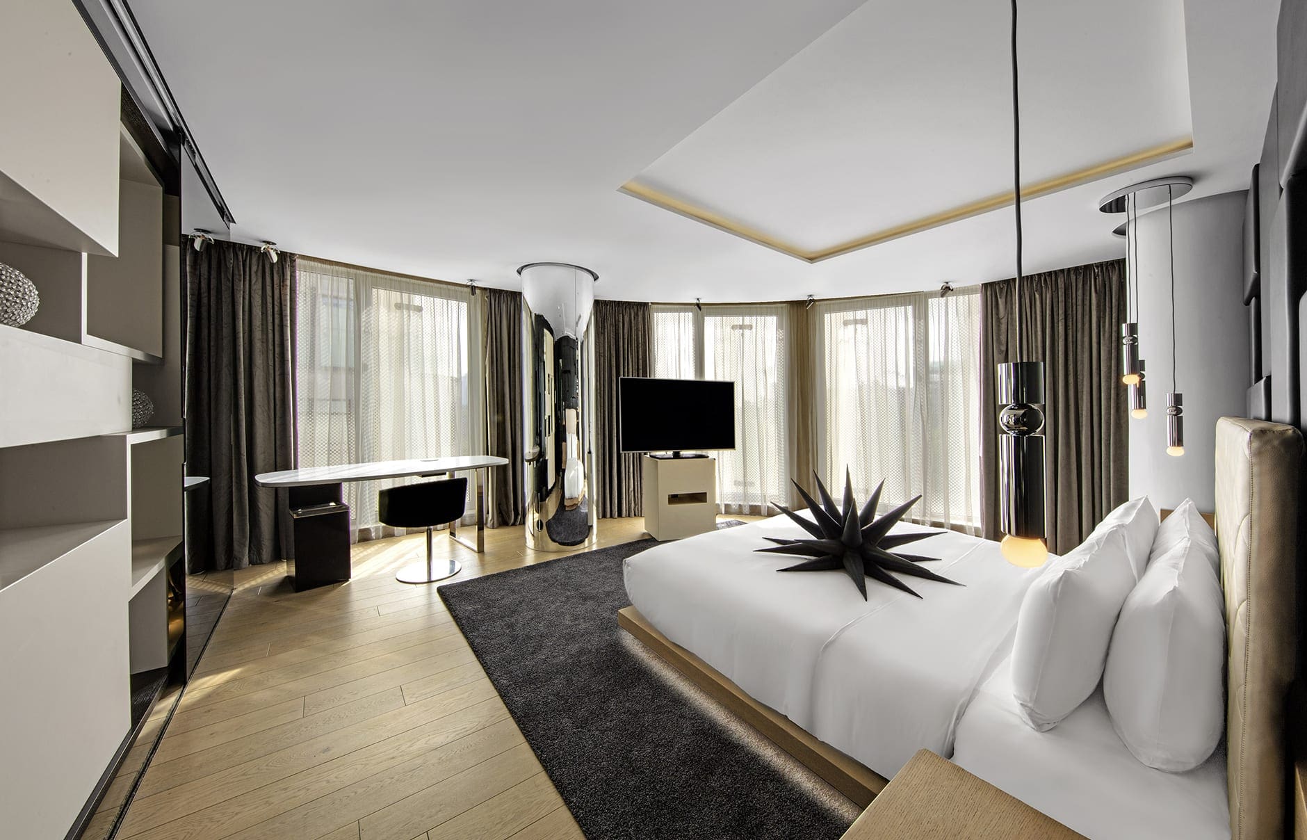 114178314-h1-lonhw-king-suite-3229-hor-clsc