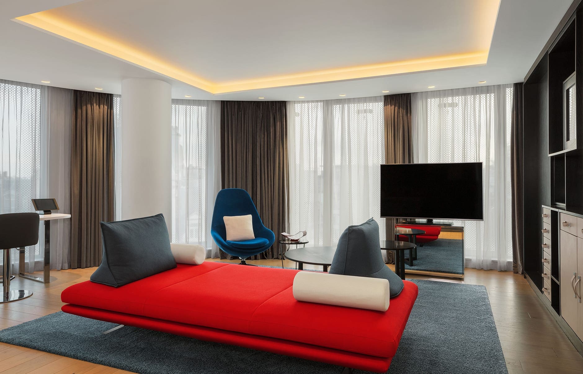 115805170-h1-lonhw-suite-living-room-9126-hor-clsc