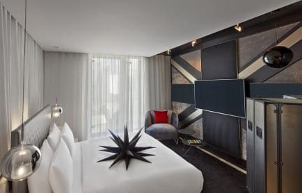 111879723-h1-lonhw-king-guestroom-3362-hor-clsc