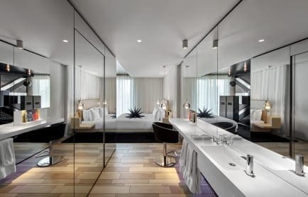 111879833-h1-lonhw-accessible-guestroom-3372-hor-clsc