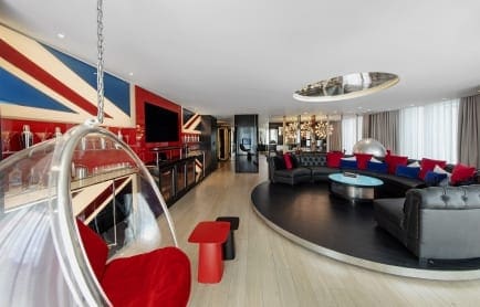 111880091-h1-lonhw-suite-living-room-3346-hor-clsc