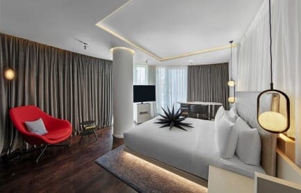 114178293-h1-lonhw-king-suite-3220-hor-clsc